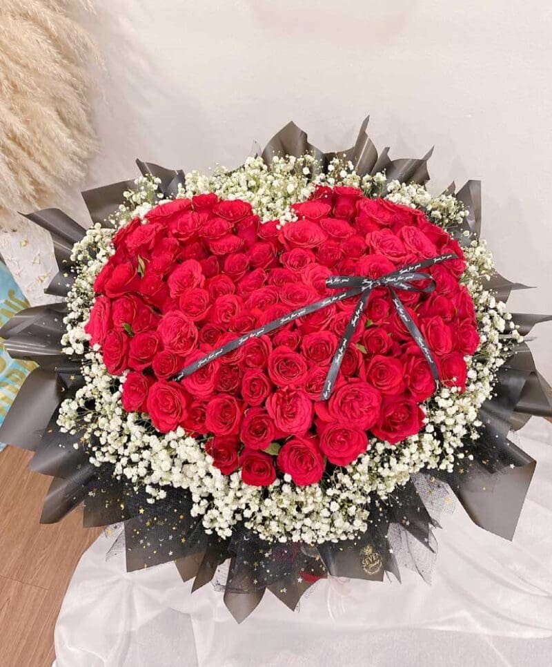 seven florist heart shape 99 roses 01a 1