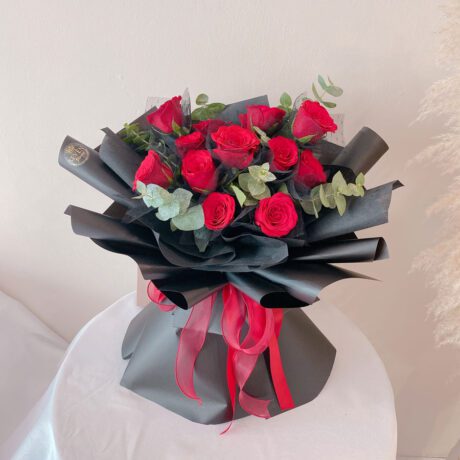 seven florist red roses 12 black 01a