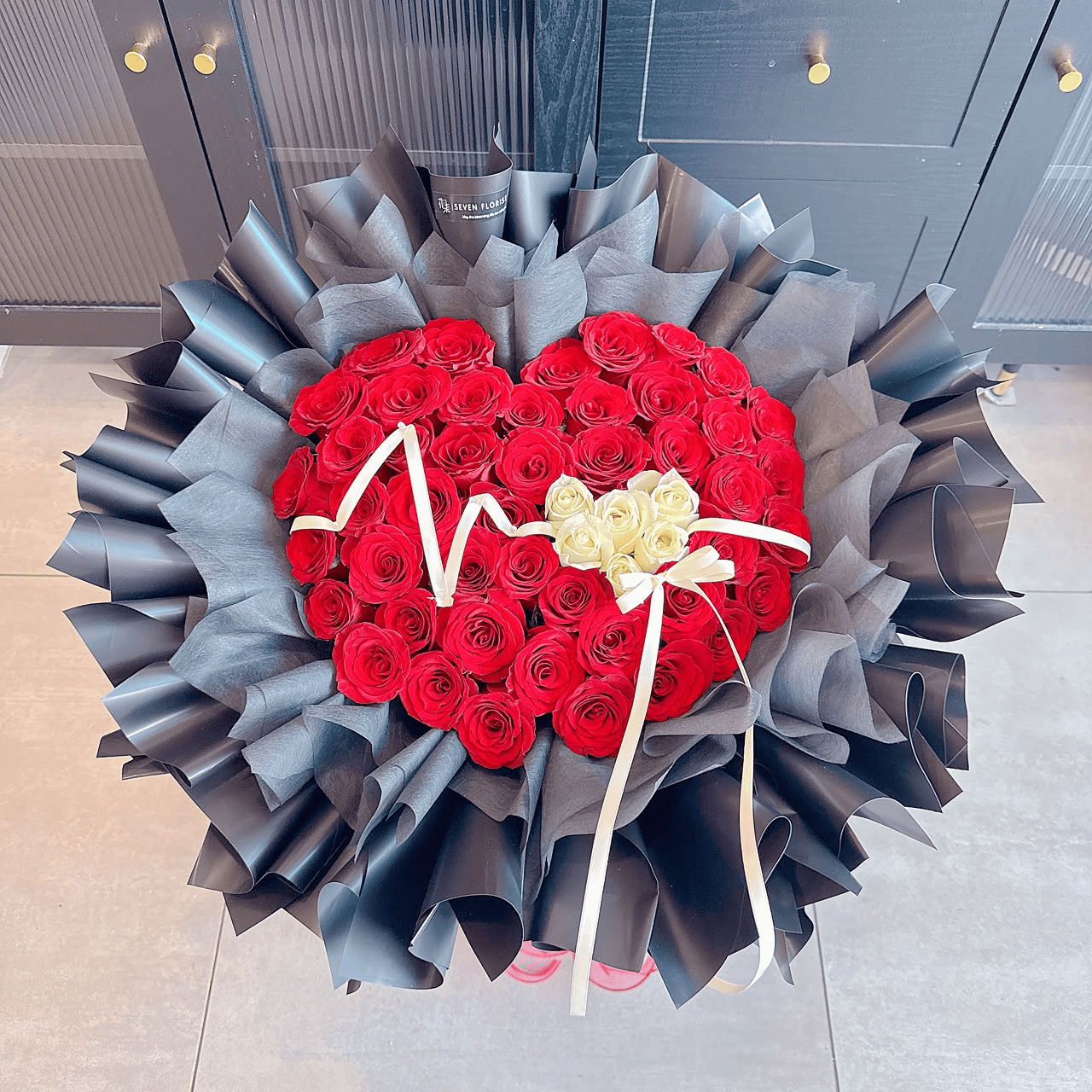 seven-florist-crimson-cloud-52-red-white-rose-hand-bouquet-02.jpg Red white rose bouquet Valentine's Day gift Puchong Klang Valley