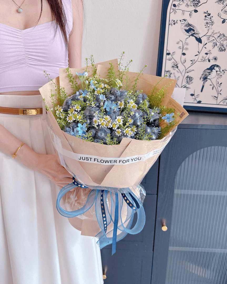 seven-florist-frosted-marguerite-blueberry-fruit-arrangement-01.jpg Frosted Marguerite blueberry fruit arrangement with chamomile Seven Florist Puchong