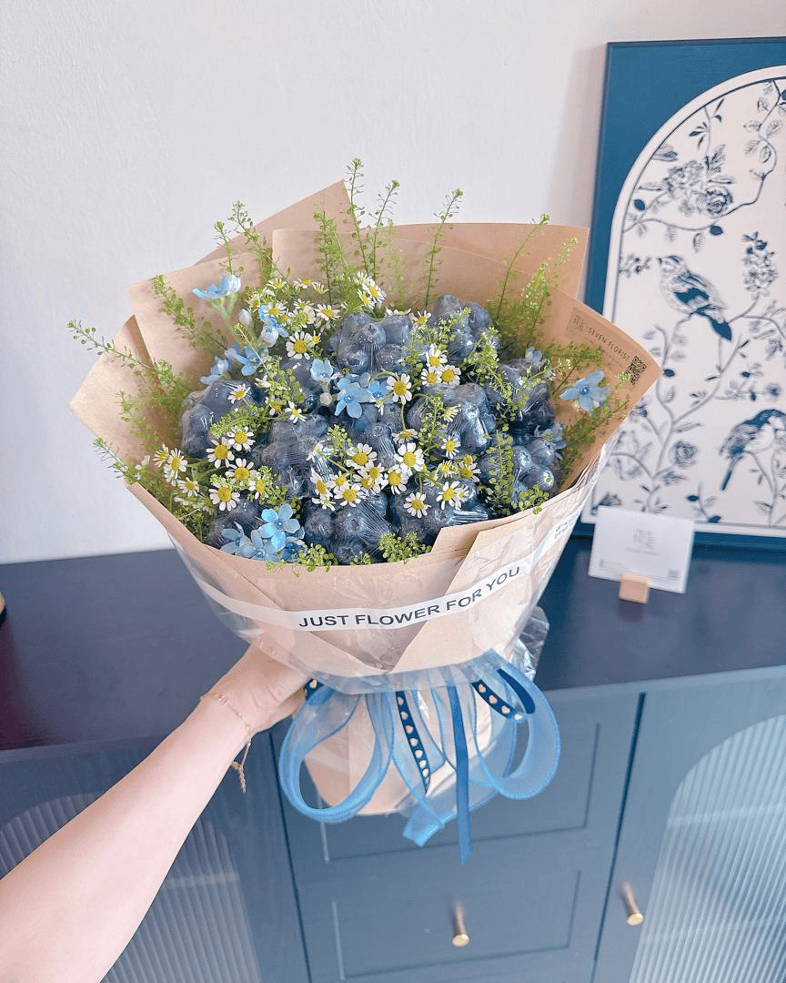 seven-florist-frosted-marguerite-blueberry-fruit-arrangement-02.jpg Fresh blueberry and oxypetalum gift arrangement for birthday or get-well Seven Florist