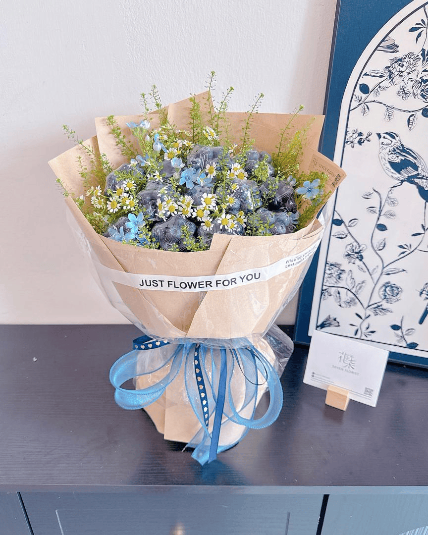 seven-florist-frosted-marguerite-blueberry-fruit-arrangement-03.jpg Thlaspi green bell and chamomile blueberry arrangement Klang Valley fruit gift