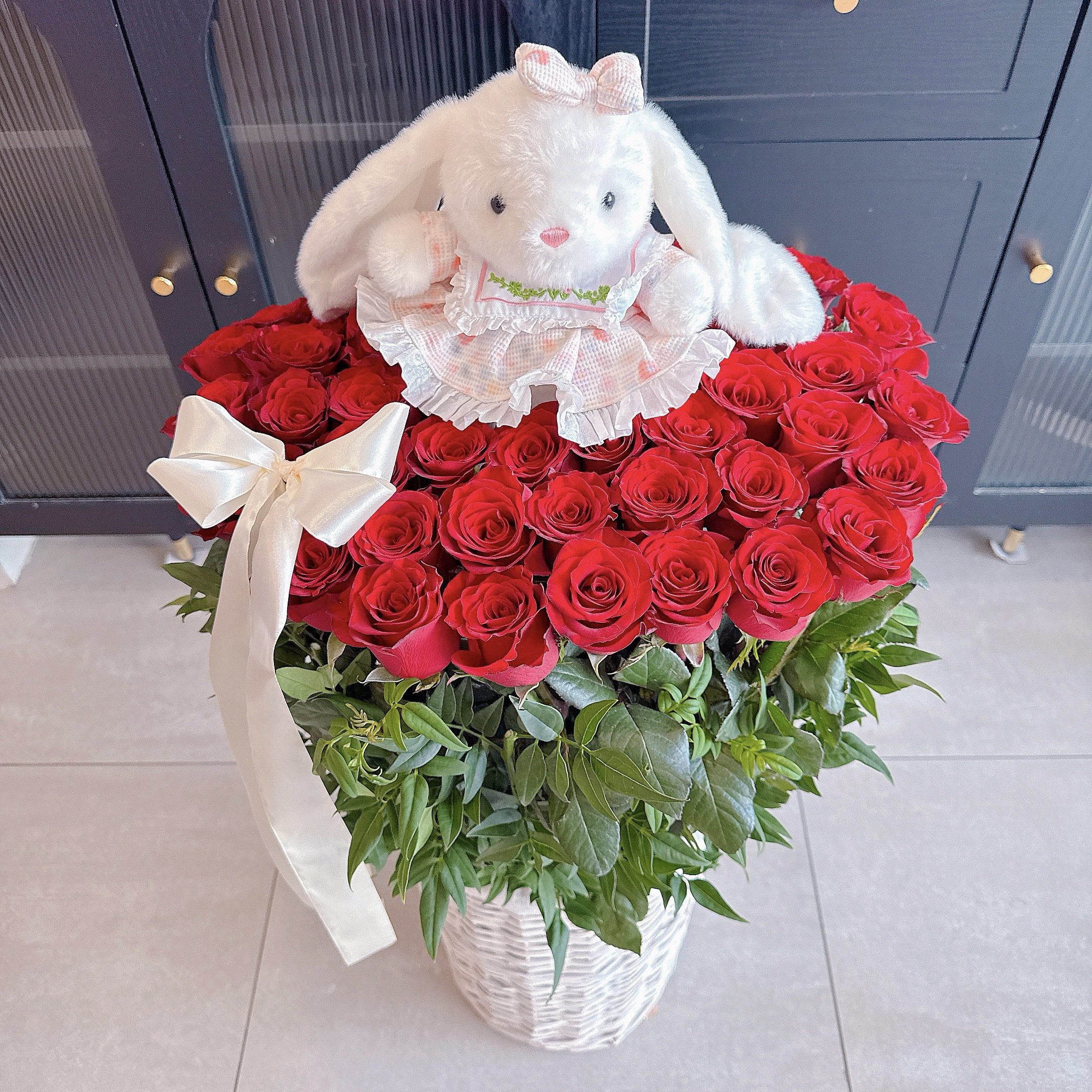 seven-florist-sweet-bunny-roses-basket-02.jpg Red roses flower basket arrangement for love and celebrations in Puchong