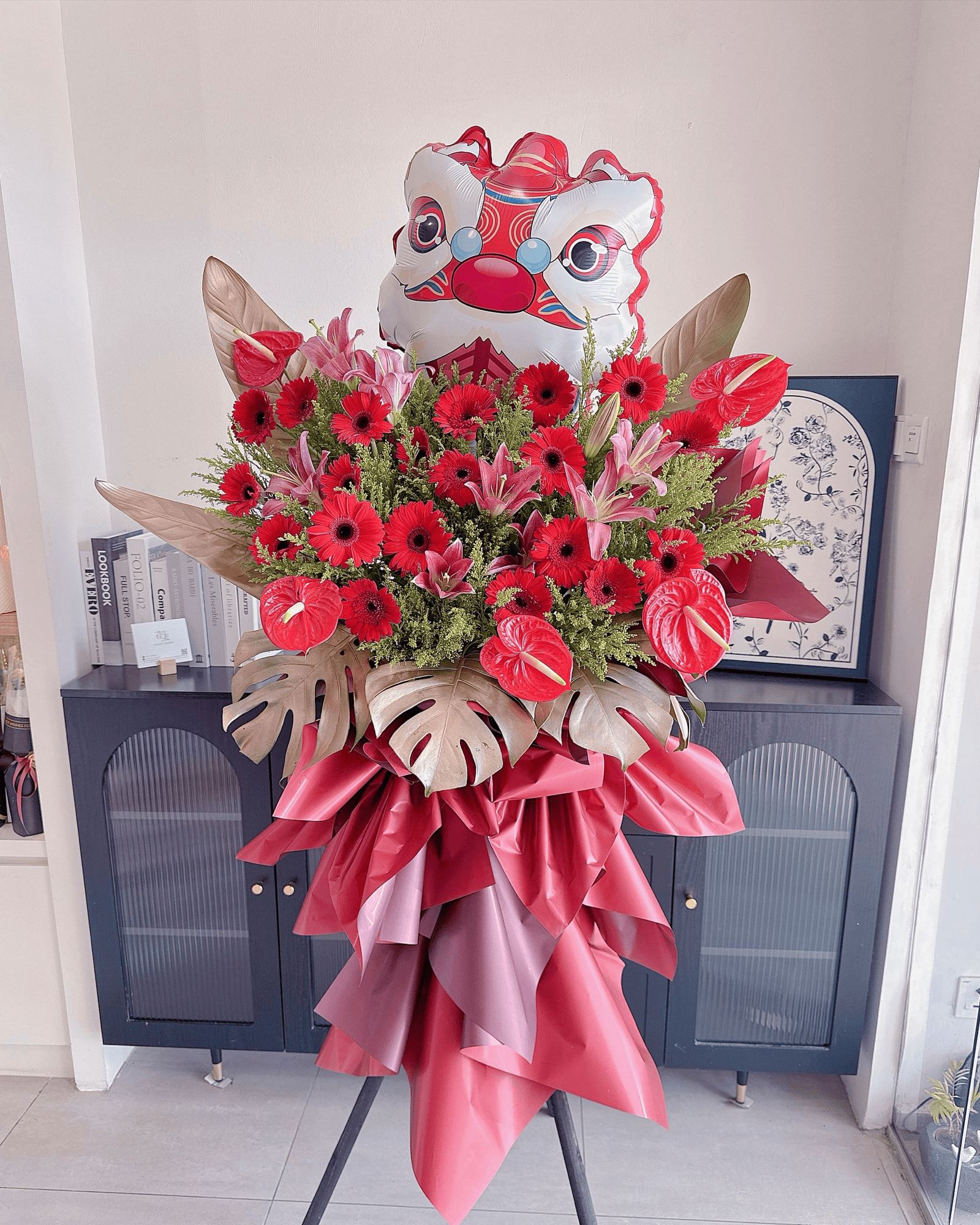 seven-florist-vermilion-lion-01.jpg Red gerbera anthurium congratulations flower stand with lion head balloon Seven Florist Puchong